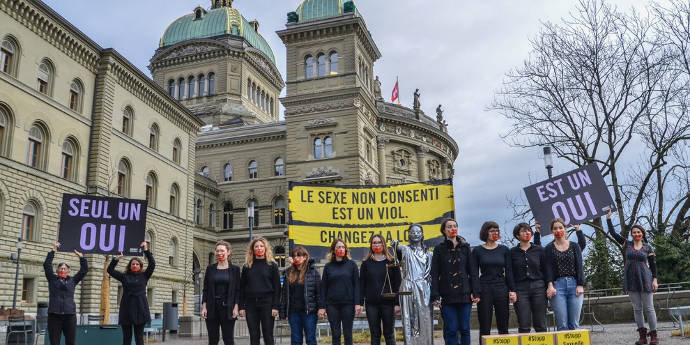Action devant le Palais fédéral lors de la remise de la pétition «Justice pour les victimes de violences sexuelles» © AI/Philipe Lionnet