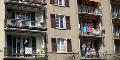 Des gens applaudissent pour soutenir le personnel médical, Berne. © AICH