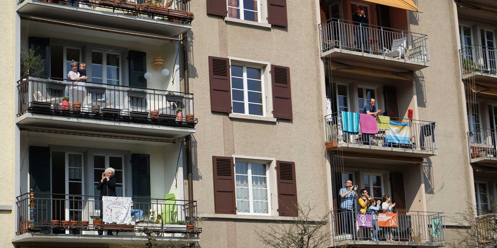 Des gens applaudissent pour soutenir le personnel médical, Berne. © AICH