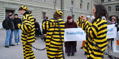 Action lors de la remise de la pétition «la solidarité n’est pas un crime» en octobre 2019 à Berne. © AICH