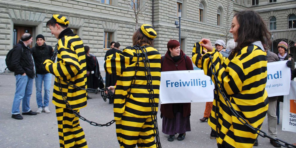 Action lors de la remise de la pétition «la solidarité n’est pas un crime» en octobre 2019 à Berne. © AICH