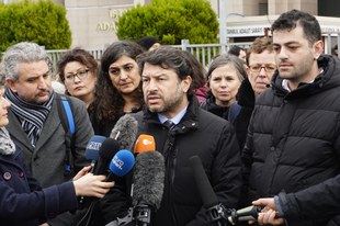 Deux exemples de parodie de justice
