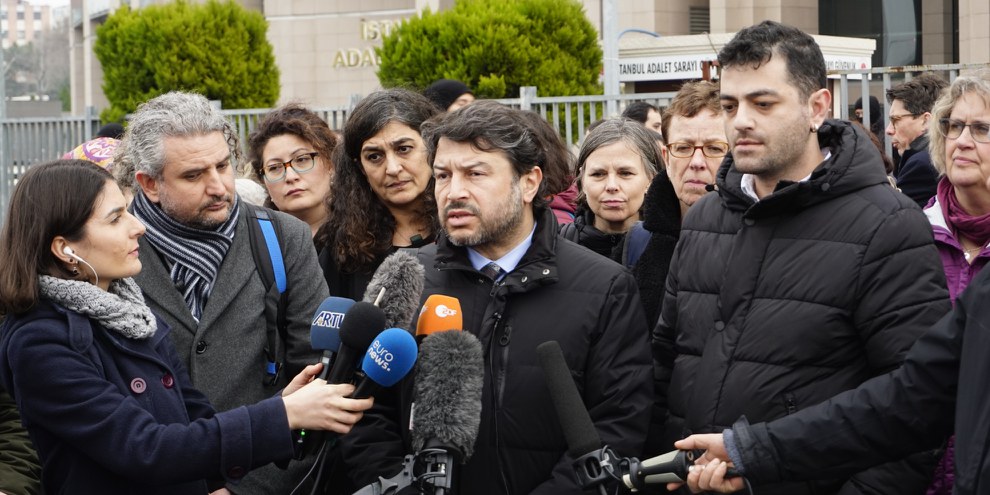 Taner Kiliç, président honoraire d’Amnesty Turquie, devant le Tribunal d'Istanbul le 19 février 2020. © Amnesty International Turquie / Fırat Doğan