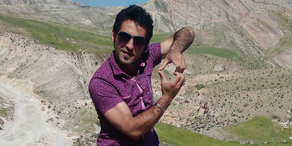 Hadi Rostani (sur la photo) ainsi que Mehdi Shahivand et Mehdi Sharfian sont menacés d'amputation des doigts © Droits réservés