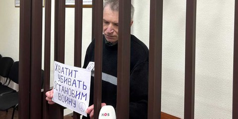 Alexeï Gorinov dans la salle d'audience avec une affiche anti-guerre et un signe de paix sur son badge sur son uniforme © Mediazona