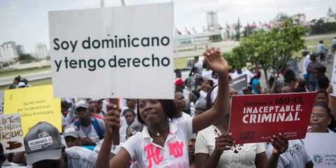 Manifestation en septembre 2016 devant la Cour constitutionnelle de la République dominicaine pour commémorer le troisième anniversaire de la décision 168-13 et dénoncer l'apatridie dans le pays. La manifestation faisait également partie d'une série d'activités visant à marquer la remise au gouvernement dominicain de la pétition mondiale d'Amnesty International contre l'apatridie en République dominicaine. En septembre 2013, des dizaines de milliers de personnes ont été rétroactivement et arbitrairement déchues de leur citoyenneté dominicaine par la décision 168-13. La grande majorité des victimes sont des Dominicains d’origine haïtienne, qui se sont souvent retrouvés apatrides à cause de cette décision. © Amnesty International / Fran Afonso