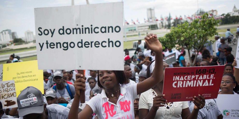 Manifestation en septembre 2016 devant la Cour constitutionnelle de la République dominicaine pour commémorer le troisième anniversaire de la décision 168-13 et dénoncer l'apatridie dans le pays. La manifestation faisait également partie d'une série d'activités visant à marquer la remise au gouvernement dominicain de la pétition mondiale d'Amnesty International contre l'apatridie en République dominicaine. En septembre 2013, des dizaines de milliers de personnes ont été rétroactivement et arbitrairement déchues de leur citoyenneté dominicaine par la décision 168-13. La grande majorité des victimes sont des Dominicains d’origine haïtienne, qui se sont souvent retrouvés apatrides à cause de cette décision. © Amnesty International / Fran Afonso