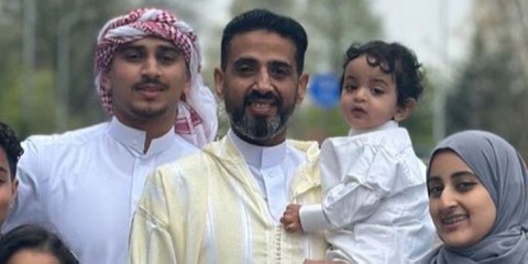 Fahd Ezzi Mohammed Ramadhan, au centre (avec enfant dans les bras) © Droits réservés