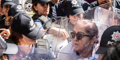 Nimet Tanrıkulu entouré par la police lors d'une manifestation © Droits réservés