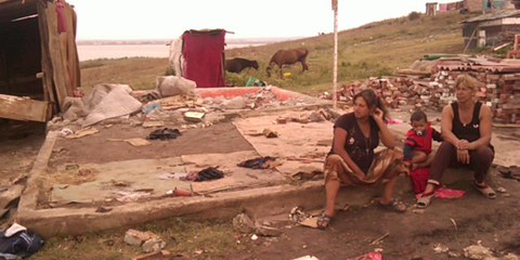 Malheureusement, l'histoire se répète encore et encore: «C'était notre maison» – des Roms sont assis sur les vestiges de leur maison, qui a été démolie par des bulldozers lorsque les autorités locales ont expulsé 27 familles roms en Bulgarie en septembre 2009. © Daniela Mihaylova / EOA