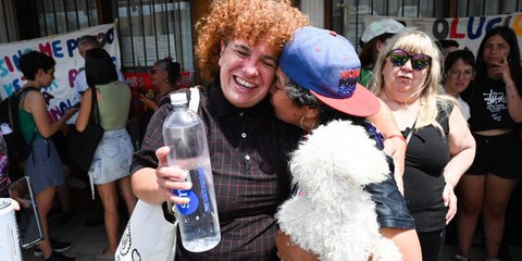 Le 31 octobre 2024, les charges retenues contre Pierina Nochetti, une militante lesbienne des droits humains, ont été abandonnées et son dossier a été classé. Dans le cadre de l'Action urgente d'Amnesty International (UA 003/24), des milliers de personnes ont envoyé des lettres et des courriels au parquet, et au total plus de 45'000 signatures ont été recueillies en faveur de Pierina Nochetti. La militante a exprimé sa gratitude pour tout le soutien international qu’elle a reçu pour son plaidoyer en faveur des droits LGBTI. © Tomás Ramírez Labrousse I Amninstía Internacional Argentine