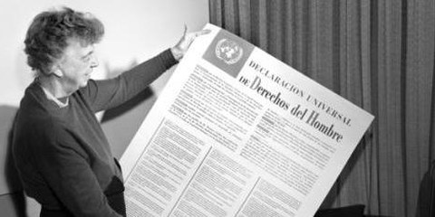 Eleanor Roosevelt, présidente du comité de rédaction, tient dans ses mains un exemplaire de la Déclaration universelle des droits de l'homme, adoptée le 10 décembre 1948 par l'Assemblée générale des Nations unies © UN