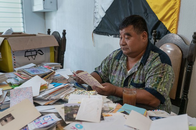 Bernardo Caal Xol beim Öffnen der vielen Briefe, die er im Rahmen des Briefmarathons erhalten hat. ©  James Rodriguez for Amnesty International