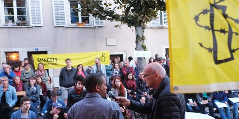 18 septembre 2015, Porrentruy, Suisse. Le groupe AI Jura / Jura Bernois organise une soirée pour informer sur la situation des personnes réfugiées dans le canton du Jura, donner la parole aux jeunes migrant·e·x·s et présenter quelques activités d'AI.