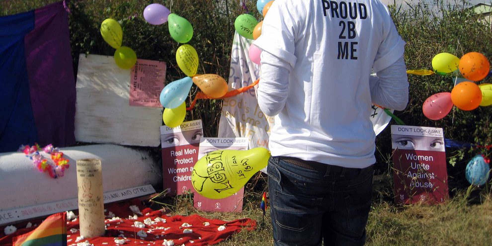 Anniversaire en mémoire de Noxolo Nogwaza au lieu où elle a été retrouvé morte © Amnesty International