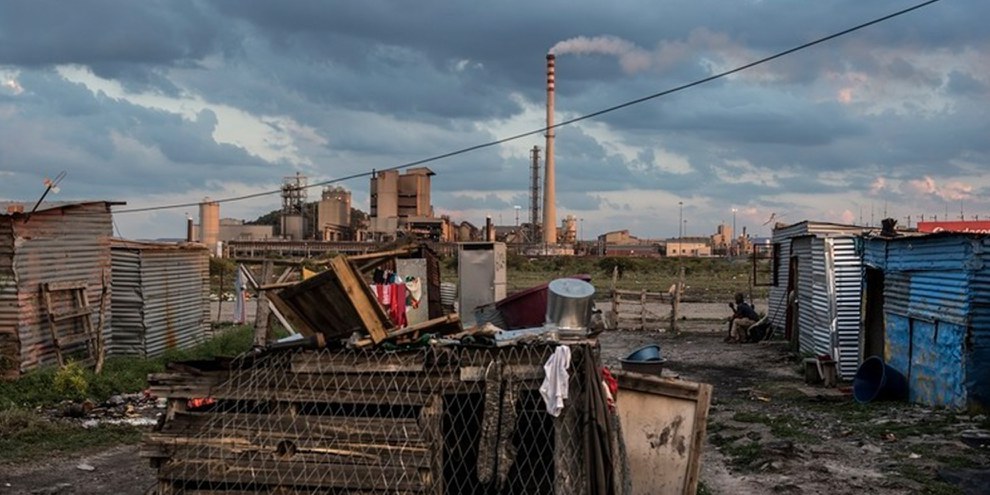 Vue sur la fonderie de Lonmin depuis l’habitat informel de Nkaneng, Marikana. © Paul Botes/Amnesty International