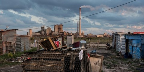 Vue sur la fonderie de Lonmin depuis l’habitat informel de Nkaneng, Marikana. © Paul Botes/Amnesty International
