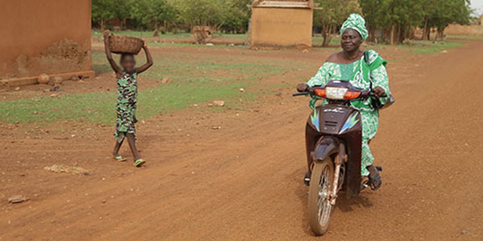 Le droit burkinabè, protège l’égalité des genres mais, dans la pratique, les mutilations génitales féminines, les mariages forcés et précoces ainsi que la violence domestique sont monnaie courante.  © Amnesty International/Nick Loomis 