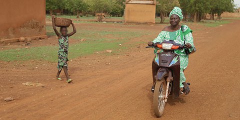 Le droit burkinabè, protège l’égalité des genres mais, dans la pratique, les mutilations génitales féminines, les mariages forcés et précoces ainsi que la violence domestique sont monnaie courante.  © Amnesty International/Nick Loomis 
