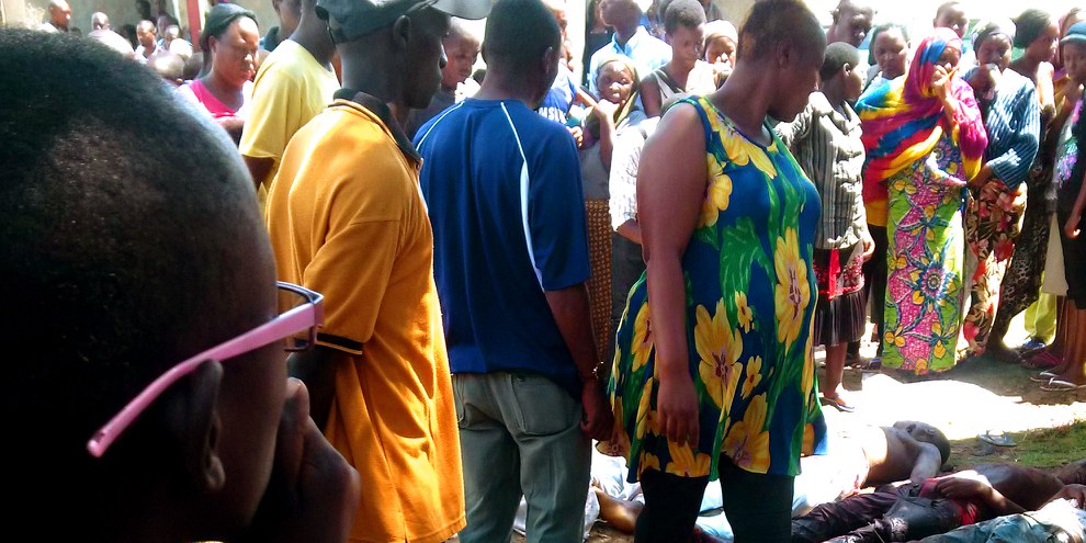 Une foule autour des corps de cinq jeunes hommes exécutés de manière extrajudiciaire par la police, le 9 décembre 2015 à Bujumbura. © Amnesty International