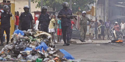 Les troupes ivoiriennes en marche après avoir tiré du gaz lacrymogène sur les supporters de l'opposition. © APGraphicsBank