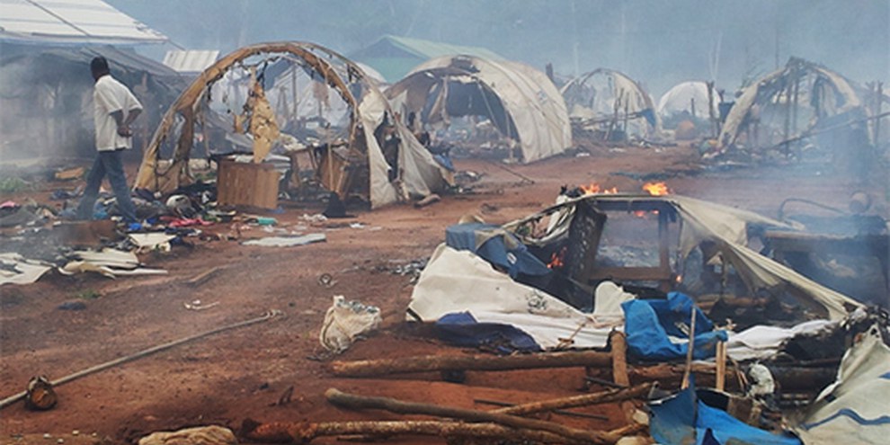 Nahibly Camp, en Côte d’Ivoire, quelques heures après sa destruction le 20 juillet 2012. © privé