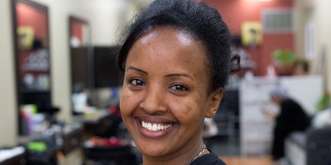 Adhanet, coiffeuse érythréenne, dans son salon de coiffure à Toronto. Elle a fui son pays natal à seulement 15 ans. © Stephanie Foden/Amnesty International