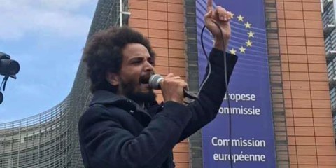 Abraham Fissehaye proteste devant le siège de l'UE à Bruxelles © Amnesty International/Private