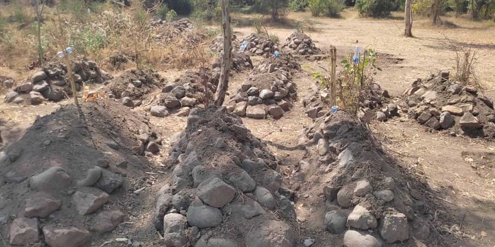 Nouvelles tombes près de l'église Saint-Georges à Kobo, dans la région d'Amhara en Éthiopie. Les forces armées tigréennes y ont tué des dizaines de civils début septembre 2021.