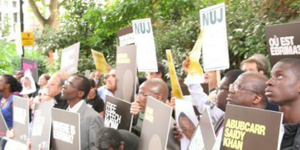 Des personnes manifestent contre le manque de liberté devant l’ambassade de Gambie à Londres (Royaume-Uni), déjà en juillet 2009. © AI