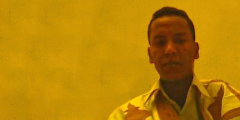 Le blogueur Mohamed Mkhaïtir avait été condamné à la peine capitale le 24 décembre 2014, suite à la publication d’un billet de blog sur Facebook dans lequel il critiquait ceux qui se servent de la religion musulmane pour marginaliser certains groupes en Mauritanie. © Amnesty International