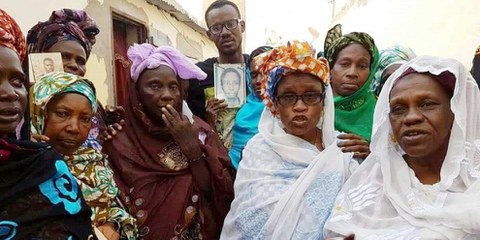 Maïmouna Sy (à droite) avec les membres de l'Association des veuves mauritaniennes: lors d'une célébration pacifique à Nouakchott, ils commémorent leurs proches décédés et demandent justice. © Yëro Gaynääko