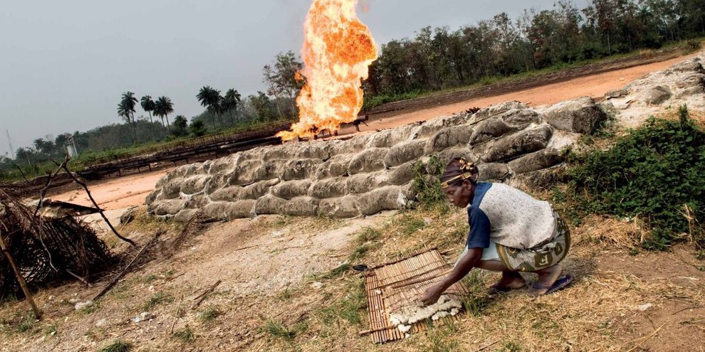 A Iwhrekan, les villageois•es sèchent le manioc à la chaleur d’une torchère appartenant à Shell. © Kadir van Lohuizen