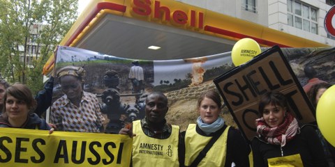 Celestine AkpoBari, qui vient d'être frappé par la police, avait participé à une caravane d'actions en Suisse pour dénoncer la pollution causée par Shell au Nigeria, en octobre 2009. © Fabrice Praz