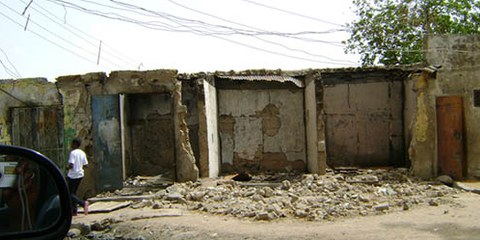 Des militaires ont incendié cette boutique, tuant son propriétaire, qui s'était enfermé à l'intérieur. Maiduguri, Nigeria, mai 2012. © AI