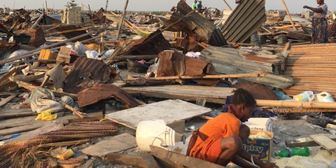 Plus de 30 000 personnes ont été expulsées de force dans l’État de Lagos au Nigeria, et 300 000 sont menacées de subir le même sort. Menées sans consultation, sans indemnisation, ni solution de relogement, ces expulsions ont également été violentes: 11 personnes ont été tuées, et au moins 17 sont portées disparues. © Justice & Empowerment Initiatives