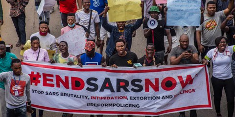 #EndSARS est un mouvement social au Nigeria qui a commencé sur Twitter pour appeler à l'interdiction de la Special Anti-Robbery Squad, une unité de la police nigériane. Ici le 17 octobre 2020 à Lagos, la capitale. ©SHUTTERSTOCK/shynebellz