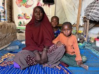 November 2023 Aisha Mohamed Minti (45) und ihre Kinder.jpg