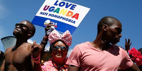 En mars 2014, des personnes ont exprimé leur solidarité envers les LGBTI d'Ouganda lors de la gay pride a Cape Town, en Afrique du Sud. © NIC BOTHMA/epa/Corbis 