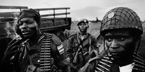 Des membres de l'armée congolaise dans la région de l'Ituri. Les forces armées ont aussi commis de graves violations des droits humains. © Cédric Gerbehaye / Agence VU  