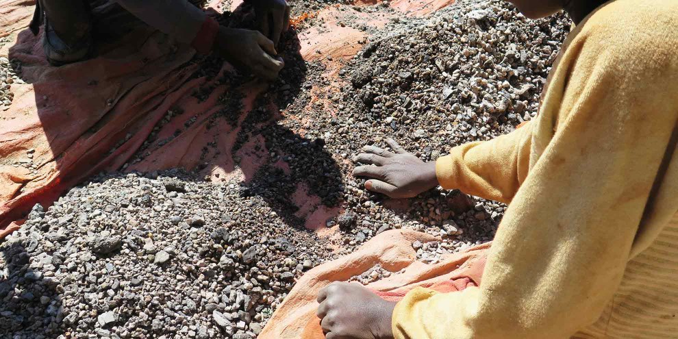 Charles 13 ans, trie des pierres contenant du cobalt avec son père, dans la province du Katanga, République Démocratique du Congo. Mai 2015. © Amnesty International - Afrewatch