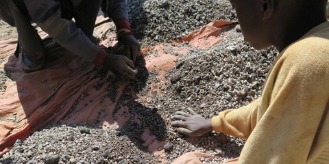 Charles, 13 ans, trie des pierres contenant du cobalt sur la rive du lac Malo Kapata en RDC. © Amnesty International.