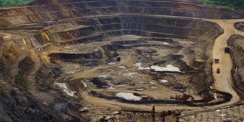 Excavatrices et foreuses à l'œuvre dans un puits à ciel ouvert de la mine de cuivre et de cobalt de Tenke Fungurume, à 110 kilomètres au nord-ouest de Lubumbashi, dans le sud de la République démocratique du Congo – une région productrice de cuivre. Cette mine appartient maintenant à la société minière China Molybdenum Co., Ltd. Photo prise le 29 janvier 2013.