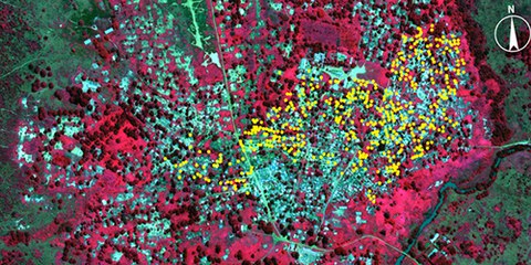 Des images satellite révèlent près de 500 habitations brûlées à Bouca, représentées par les points jaunes. © DigitalGlobe 2013. 