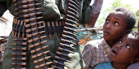 Les armes qui circulent dans le pays contribuent aux violences subies par les civils. © REUTERS/Noor Khamis 