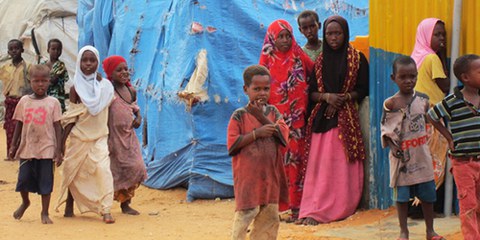 Des femmes et des mineurs vivent désormais dans le camps de Mogadiscio. © AI
