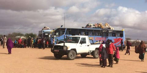 Dadaab, au Kenya, est considéré comme le plus grand camp de réfugiés du monde. Depuis 2016, les réfugiés qui y vivent sont confrontés à des pressions pour retourner en Somalie, où règne pourtant une crise humanitaire. Ici, des personnes déplacées attendent une distribution de nourriture vers Mogadiscio, la capitale somalienne. © Amnesty International