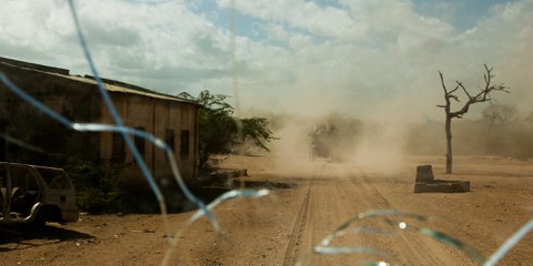 Vue à travers le pare-brise d'un véhicule blindé de transport de troupes lors d'une patrouille de routine de l'AMISOM dans la ville de Qoryooley, dans la région du Bas-Shabelle, en Somalie, le 29 avril 2014. © Privé