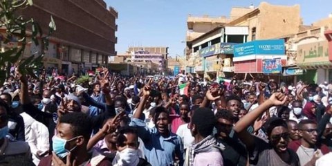 Des manifestants soudanais à Omdurman, dans la banlieue de Khartoum, alors qu'un rassemblement pro-Bashir se déroule dans la capitale.©DR