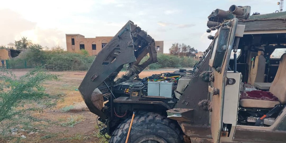 Le système GALIX de fabrication française, visible au-dessus du pare-brise de ce transport de troupe, tire des munitions fumigènes pour cacher le véhicule aux yeux d'assaillant·e·x·s. © DR